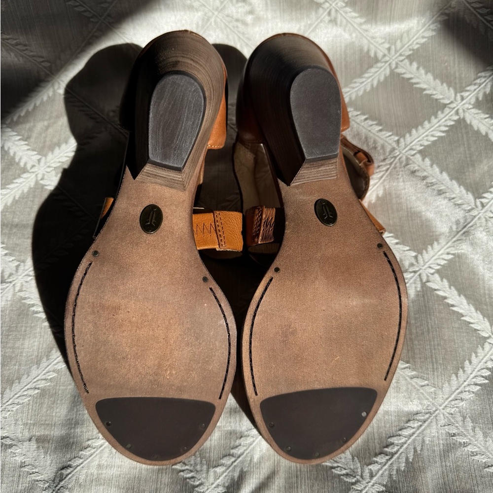 Frye Tan Leather Cross-Strap Heeled Sandals, Size 11 M - Picture 7 of 9